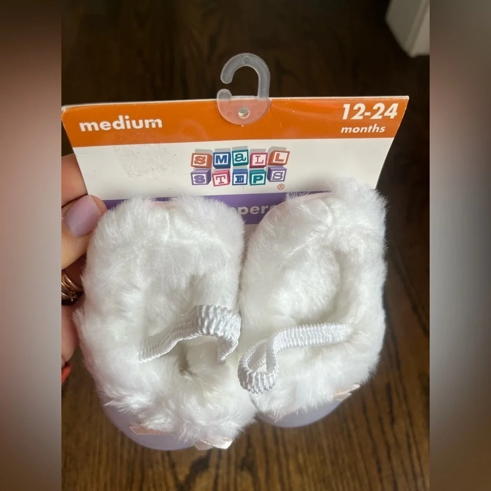 Small steps fluffy slippers Sz. 12-24 months NWT white